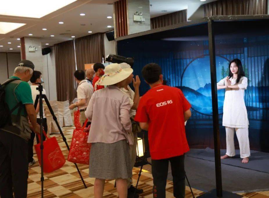 【快领邀请函】名师摄影体验讲座不要错过哦——8月20日EOS摄影大篷车登陆桂林<strong></p>
<p>eos价格</strong>！！