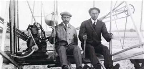 莱特兄弟发明了飞机，那么第一个被莱特兄弟摔死的乘客是谁？