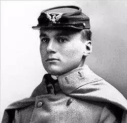 莱特兄弟发明了飞机<strong></p>
<p>莱特币</strong>，那么第一个被莱特兄弟摔死的乘客是谁？