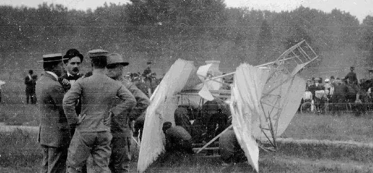 莱特兄弟发明了飞机<strong></p>
<p>莱特币</strong>，那么第一个被莱特兄弟摔死的乘客是谁？