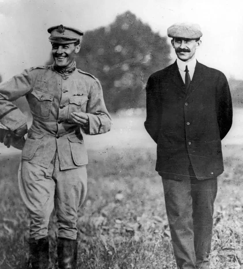 莱特兄弟发明了飞机<strong></p>
<p>莱特币</strong>，那么第一个被莱特兄弟摔死的乘客是谁？