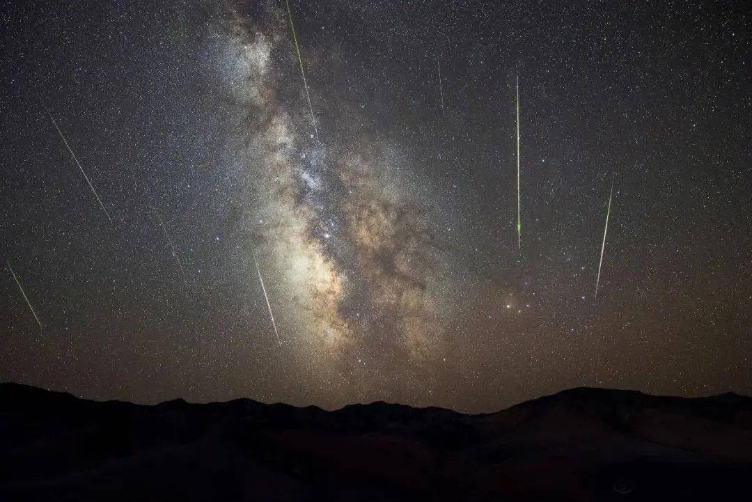 当流星光临地球的那一刻<strong></p>
<p>eos行情</strong>，用EOS记录下绝美星空