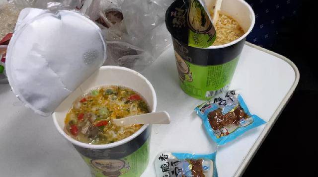 火车上乘客几千人<strong></p>
<p>跌停竞价为何卖不出股票</strong>,为何卖不掉几十份盒饭?内行道出其中“猫腻”