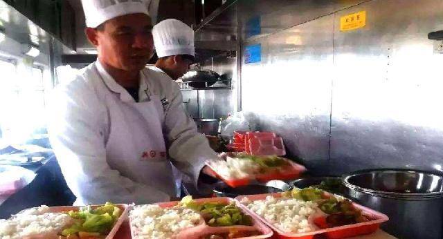 火车上乘客几千人<strong></p>
<p>跌停竞价为何卖不出股票</strong>,为何卖不掉几十份盒饭?内行道出其中“猫腻”