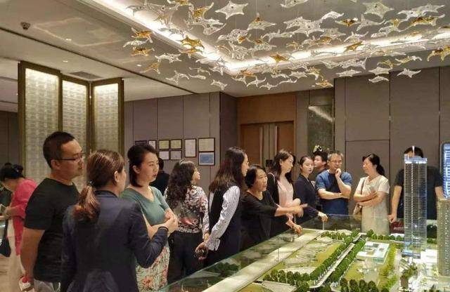 售楼部的美女那么多，一年卖不出几套房，为何还干得津津有味？