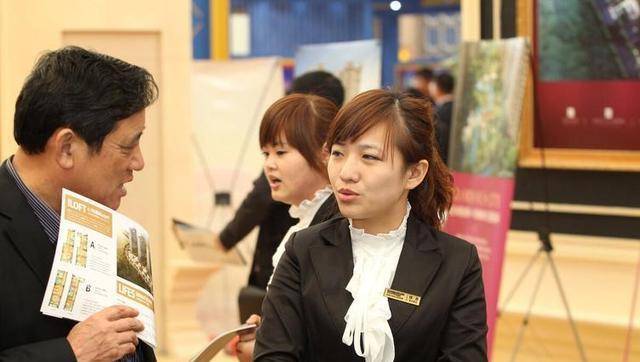 售楼部的美女那么多<strong></p>
<p>跌停竞价为何卖不出股票</strong>，一年卖不出几套房，为何还干得津津有味？