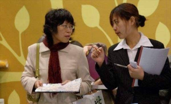 售楼部的美女那么多<strong></p>
<p>跌停竞价为何卖不出股票</strong>，一年卖不出几套房，为何还干得津津有味？