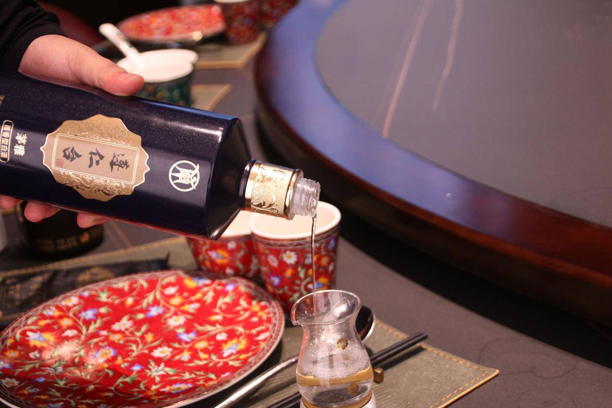 20年前<strong></p>
<p>跌停竞价为何卖不出股票</strong>,浙江一大爷存3箱茅台,现却变废水卖不出好价,这是为何