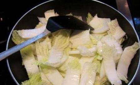 炒白菜<strong></p>
<p>股票不能这样炒</strong>,可不能直接下油锅,不然就“废了”,这样做才入味好吃