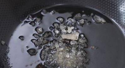 炒糖色时<strong></p>
<p>股票不能这样炒</strong>，万万不能用错“糖”，这样炒，糖色不苦不焦不发黑！