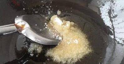 炒糖色时<strong></p>
<p>股票不能这样炒</strong>，万万不能用错“糖”，这样炒，糖色不苦不焦不发黑！