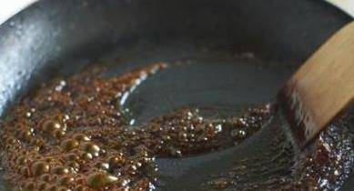 炒糖色时<strong></p>
<p>股票不能这样炒</strong>，万万不能用错“糖”，这样炒，糖色不苦不焦不发黑！