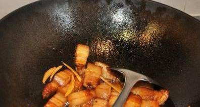 炒糖色时<strong></p>
<p>股票不能这样炒</strong>，万万不能用错“糖”，这样炒，糖色不苦不焦不发黑！