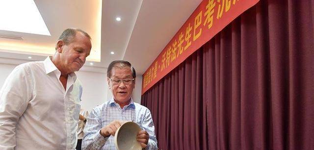 老外打捞出沉船6万件瓷器<strong></p>
<p>卖老外虚拟币</strong>,我国专家想2.8亿买下,老外:文物不卖