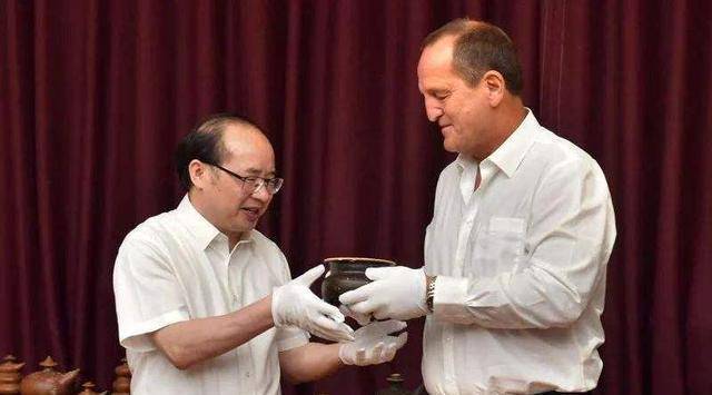 老外打捞出沉船6万件瓷器<strong></p>
<p>卖老外虚拟币</strong>,我国专家想2.8亿买下,老外:文物不卖