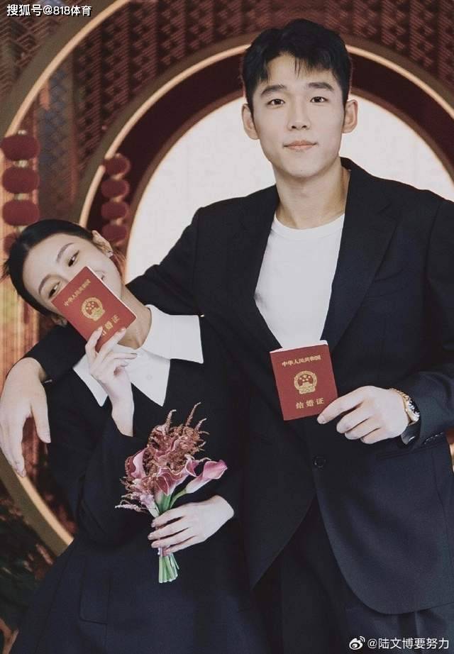 郎才女貌!陆文博与漂亮女友领证结婚,吴前夫妇道贺:幸福一辈子!