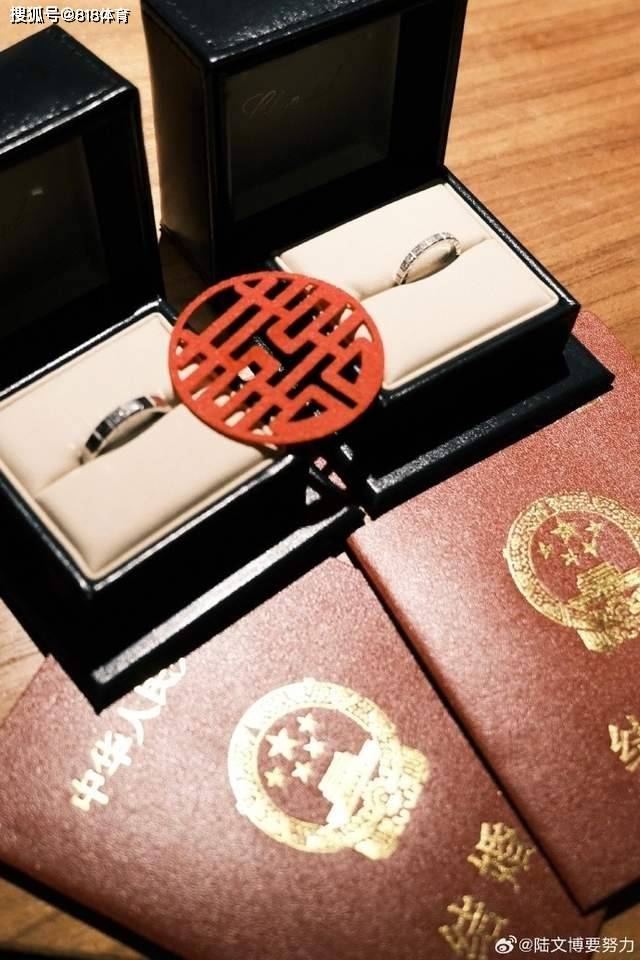 郎才女貌!陆文博与漂亮女友领证结婚,吴前夫妇道贺:幸福一辈子!