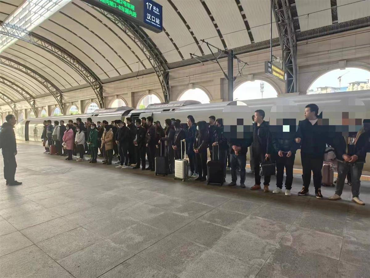 购买虚拟币洗钱10亿元<strong></p>
<p>炒虚拟币币</strong>!27人“跑分洗钱”团伙被一锅端