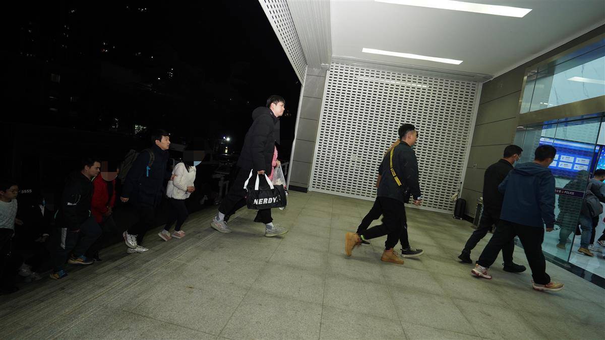 购买虚拟币洗钱10亿元<strong></p>
<p>炒虚拟币币</strong>!27人“跑分洗钱”团伙被一锅端