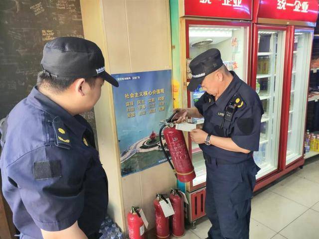 网吧巡查守净土<strong></p>
<p>网吧</strong>，执法亮剑护网安 洛阳路街道综合行政执法中队开展网吧专项巡查行动