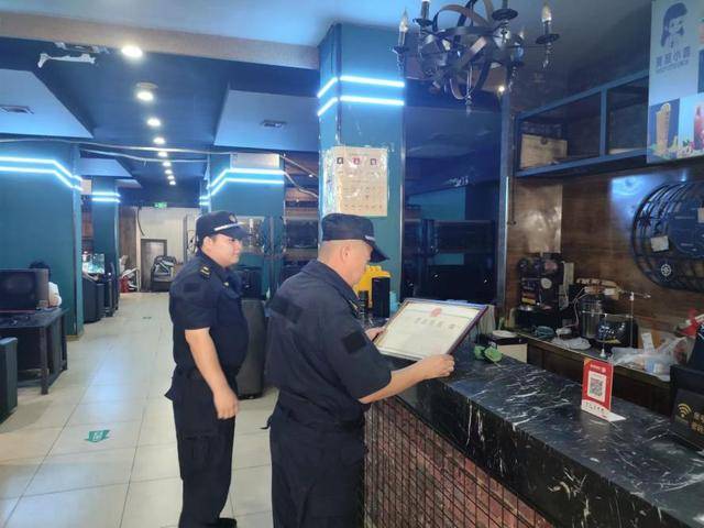 网吧巡查守净土<strong></p>
<p>网吧</strong>，执法亮剑护网安 洛阳路街道综合行政执法中队开展网吧专项巡查行动