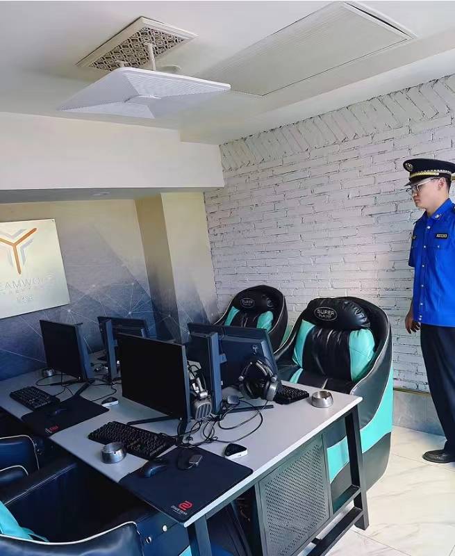 市南区综合行政执法局云南路街道中队开展网吧专项检查