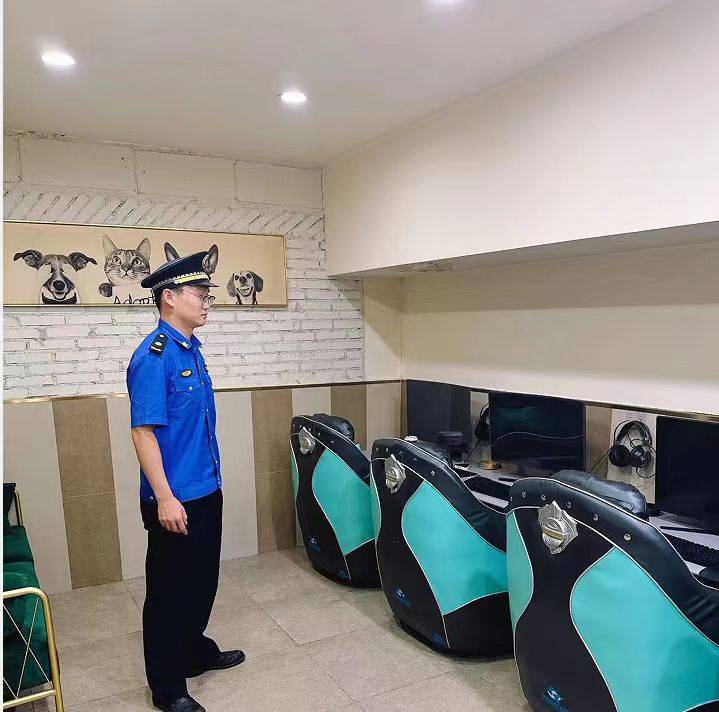 市南区综合行政执法局云南路街道中队开展网吧专项检查