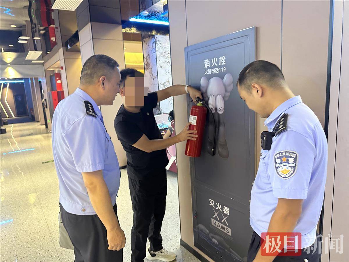 枣阳民警进网吧开展“消防+禁毒”宣传