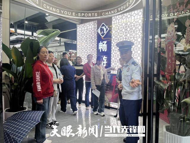 龙里县“五老”网吧监督员参加消防知识培训