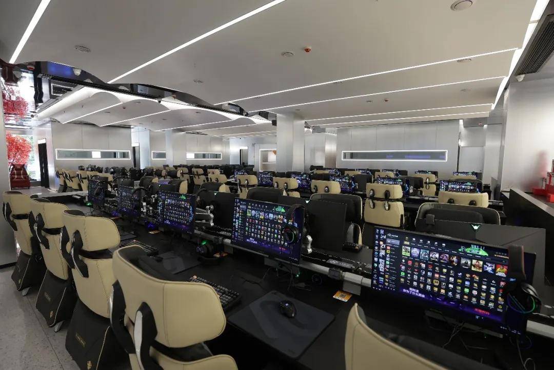 网咖产业大浪淘沙|新世代网吧近两百台电脑竟然全面采用i9-14900K<strong></p>
<p>网咖</strong>!