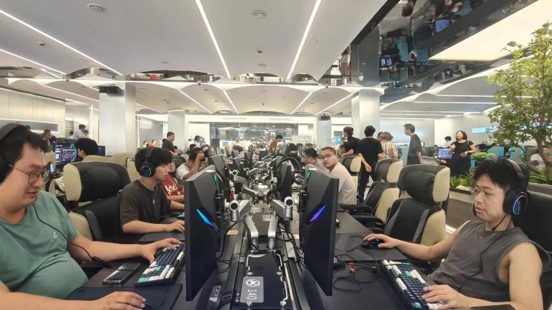 网咖产业大浪淘沙|新世代网吧近两百台电脑竟然全面采用i9-14900K<strong></p>
<p>网咖</strong>!