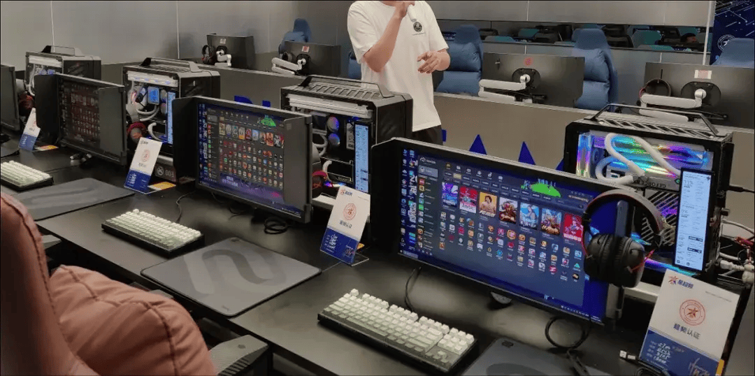 171台全是i9-14900K<strong></p>
<p>网咖</strong>！500Hz超刷显示器？网咖都进化成这样了！？