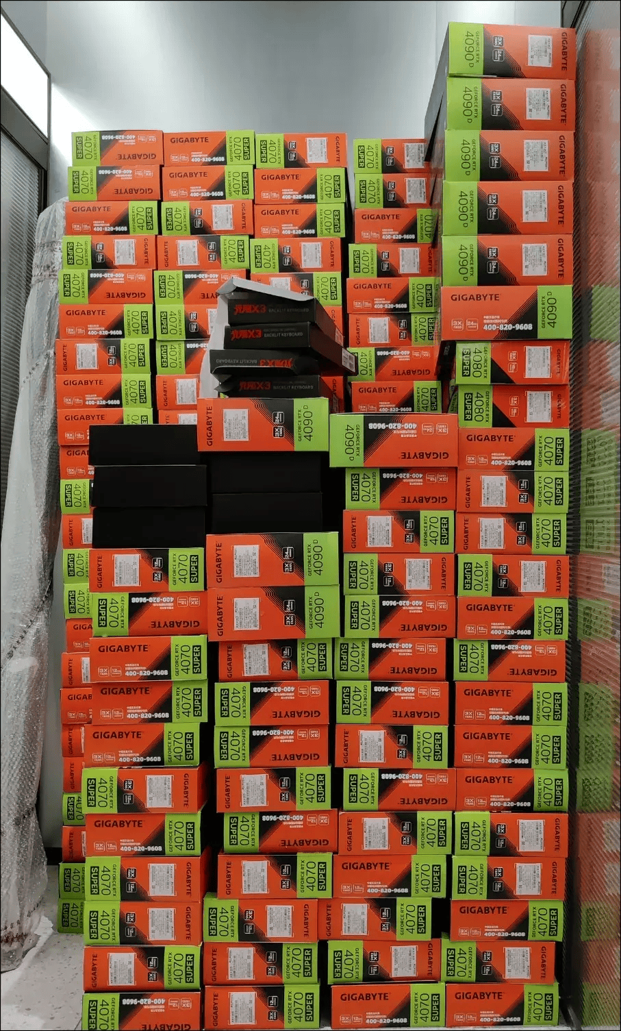 171台全是i9-14900K<strong></p>
<p>网咖</strong>！500Hz超刷显示器？网咖都进化成这样了！？