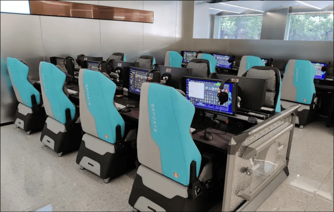 171台全是i9-14900K<strong></p>
<p>网咖</strong>！500Hz超刷显示器？网咖都进化成这样了！？