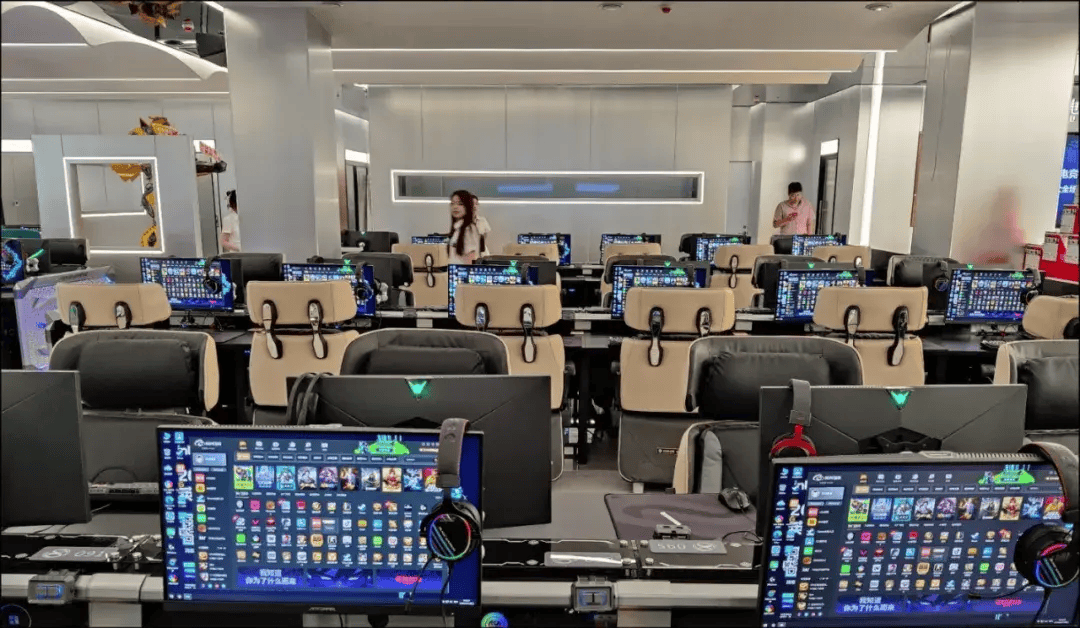 171台全是i9-14900K<strong></p>
<p>网咖</strong>！500Hz超刷显示器？网咖都进化成这样了！？