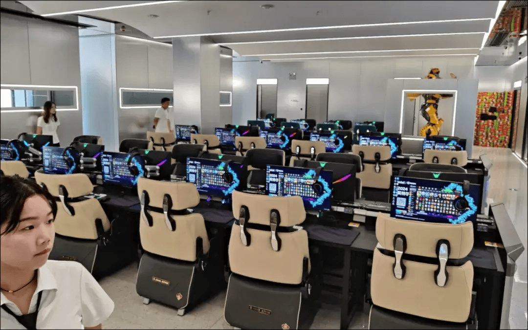 171台全是i9-14900K<strong></p>
<p>网咖</strong>！500Hz超刷显示器？网咖都进化成这样了！？