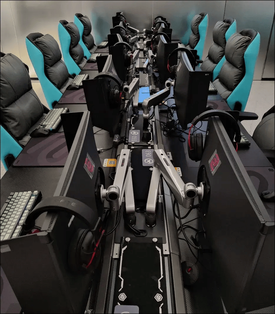 171台全是i9-14900K<strong></p>
<p>网咖</strong>！500Hz超刷显示器？网咖都进化成这样了！？