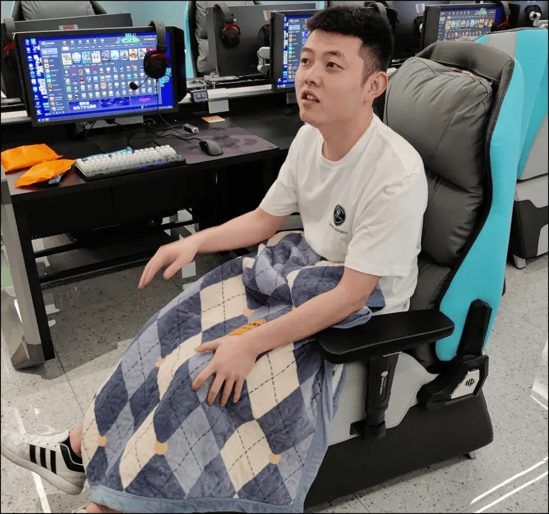 171台全是i9-14900K<strong></p>
<p>网咖</strong>！500Hz超刷显示器？网咖都进化成这样了！？