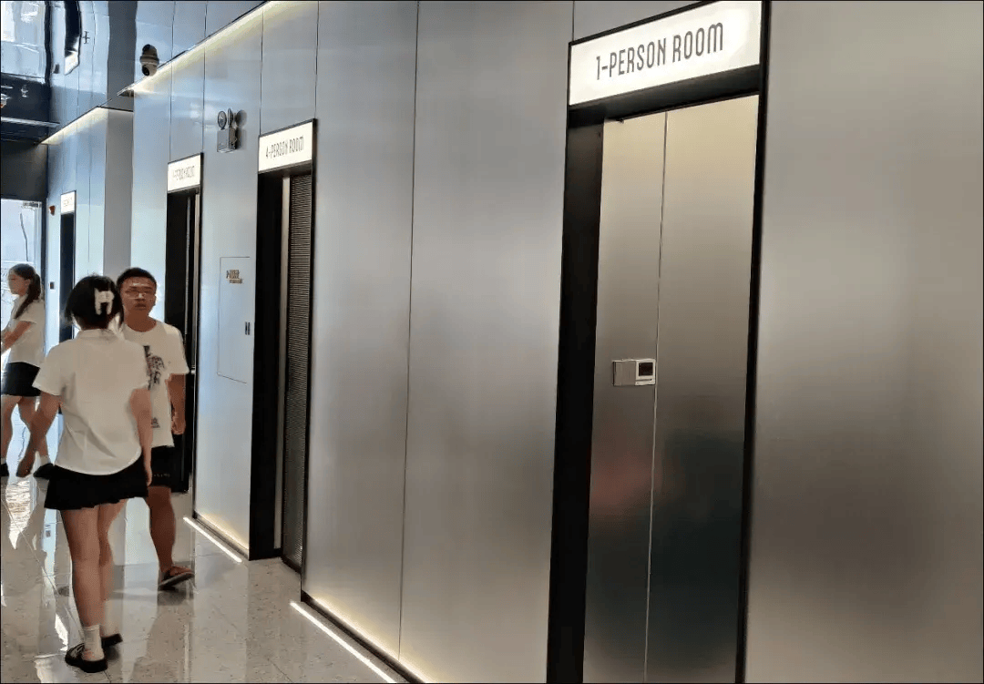 171台全是i9-14900K<strong></p>
<p>网咖</strong>！500Hz超刷显示器？网咖都进化成这样了！？