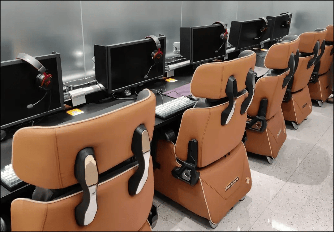 171台全是i9-14900K<strong></p>
<p>网咖</strong>！500Hz超刷显示器？网咖都进化成这样了！？