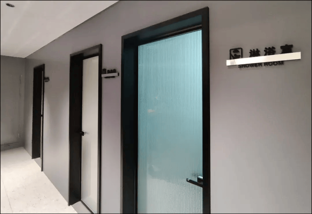 171台全是i9-14900K<strong></p>
<p>网咖</strong>！500Hz超刷显示器？网咖都进化成这样了！？