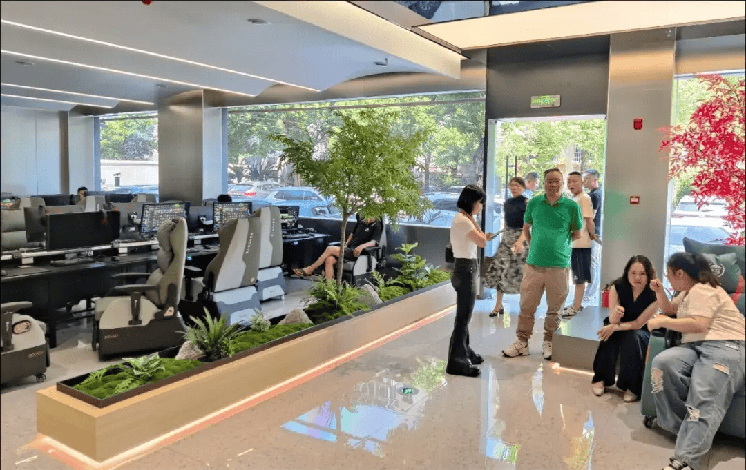 171台全是i9-14900K<strong></p>
<p>网咖</strong>！500Hz超刷显示器？网咖都进化成这样了！？