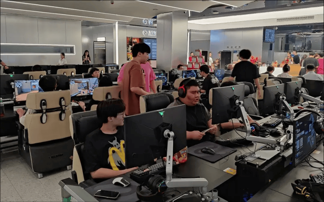 171台全是i9-14900K<strong></p>
<p>网咖</strong>！500Hz超刷显示器？网咖都进化成这样了！？