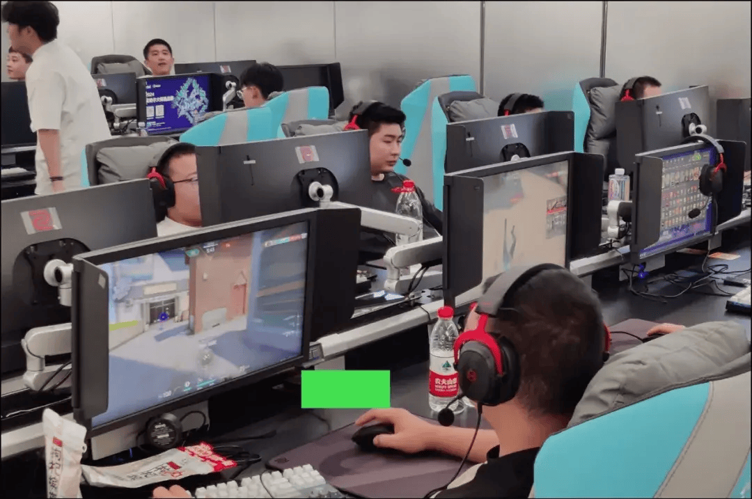 171台全是i9-14900K<strong></p>
<p>网咖</strong>！500Hz超刷显示器？网咖都进化成这样了！？