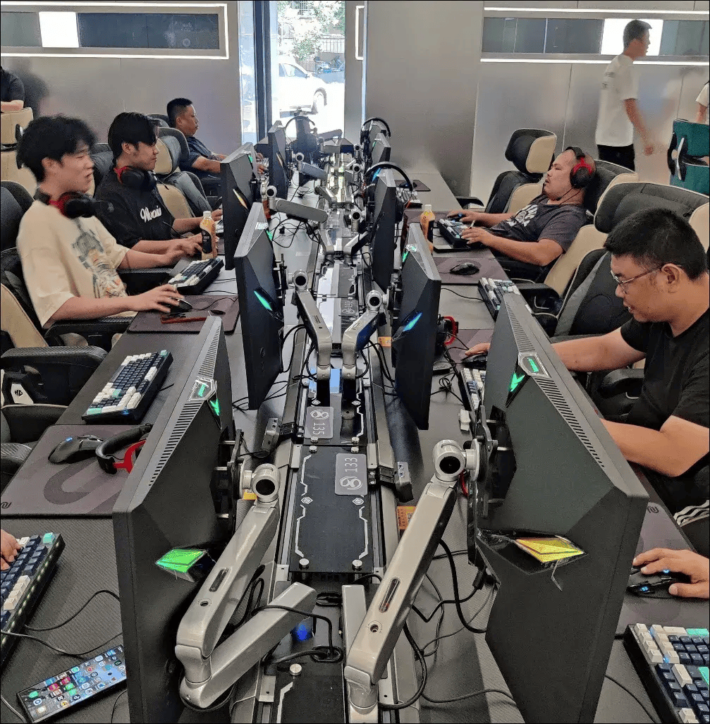 171台全是i9-14900K<strong></p>
<p>网咖</strong>！500Hz超刷显示器？网咖都进化成这样了！？