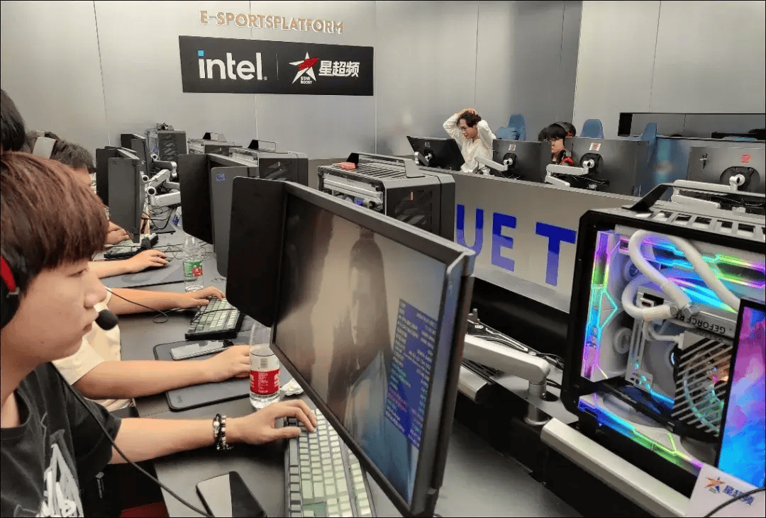 171台全是i9-14900K<strong></p>
<p>网咖</strong>！500Hz超刷显示器？网咖都进化成这样了！？