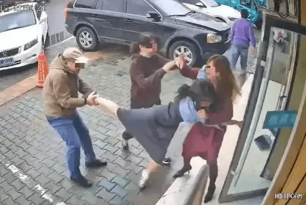 公职夫妻因挪车将女子打骨折<strong></p>
<p>虚拟币黑钱</strong>,想40万私了?通报来了