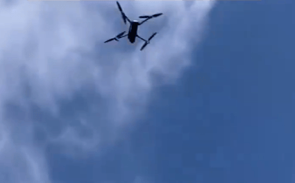 男子在家操控无人机钓鱼<strong></p>
<p>股转虚拟币</strong>,当天就钓上十几条,当事人:不要轻易尝试,已被鱼拉下水十几个无人机