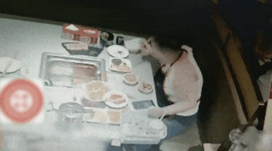 打两碗蘸料<strong></p>
<p>股转虚拟币</strong>,吃一碗毁一碗!女子投虫敲诈火锅店更多细节曝光