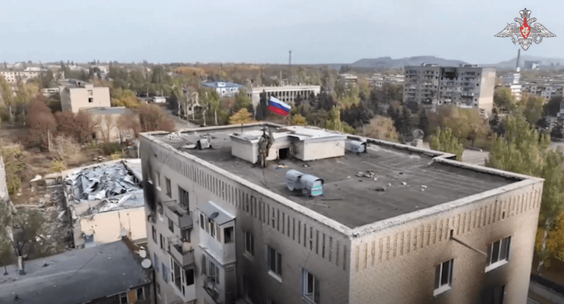 俄国防部发布视频:俄军在顿涅茨克塞利多沃地区插上俄罗斯国旗